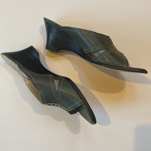 Array Wedge Sandals - Picture 3 of 6